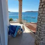 Laura *